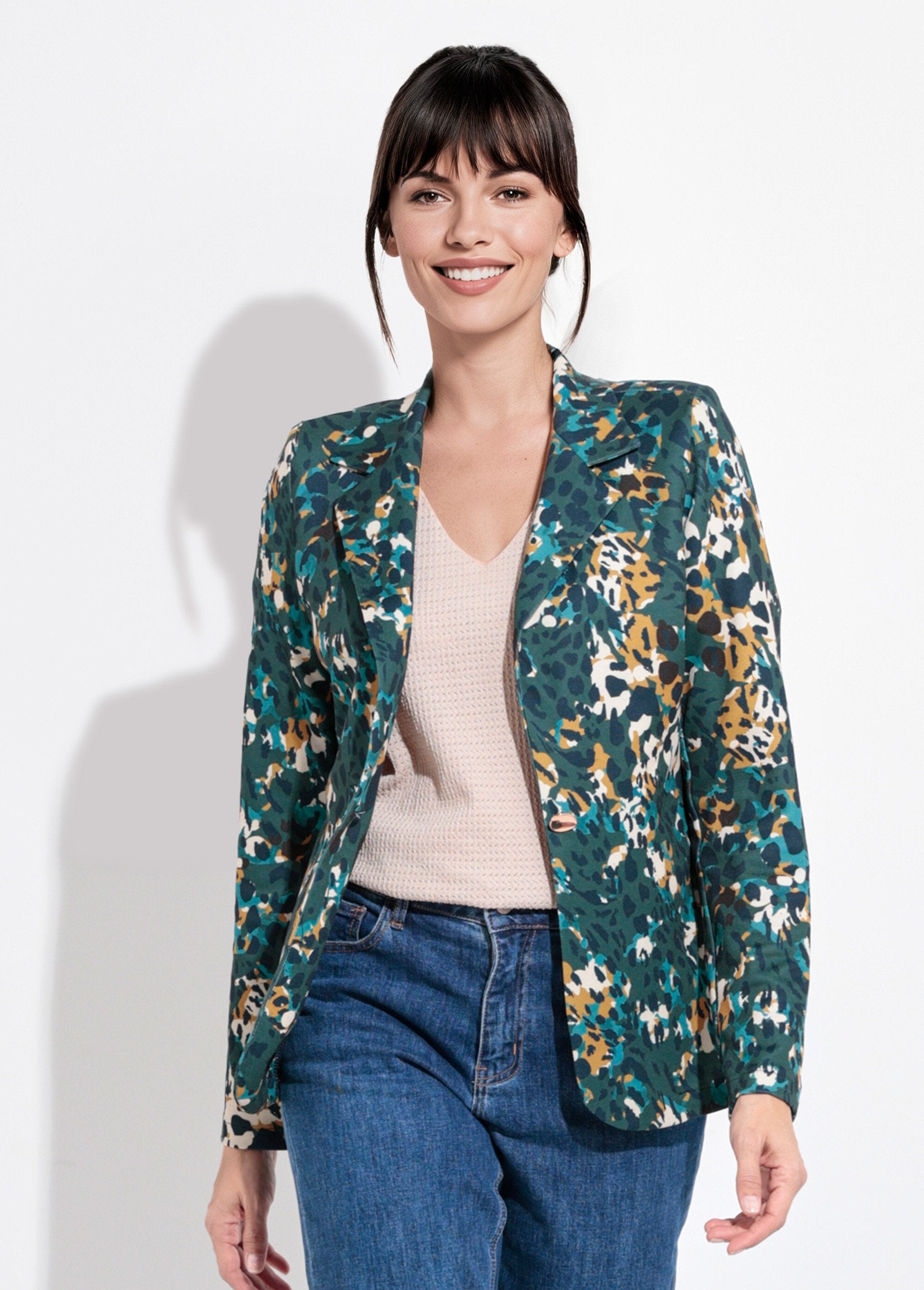 Chaqueta_con_estampado_artístico_y_botón_joya_de_metal_Pato_y_amarillo_FA1_slim