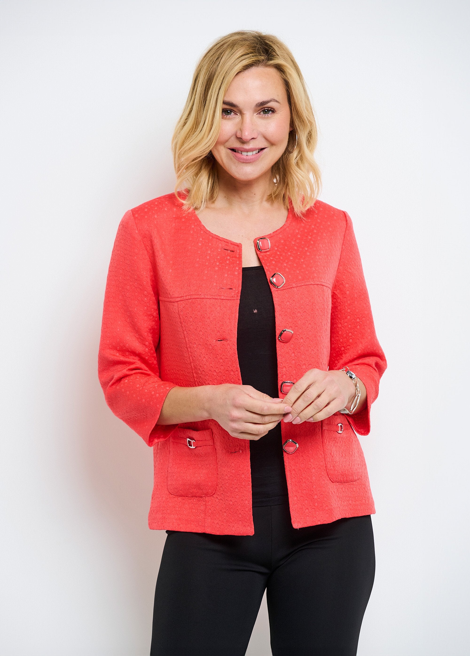 Chaqueta_con_cuello_redondo_y_manga_3/4_Coral_FA1_slim