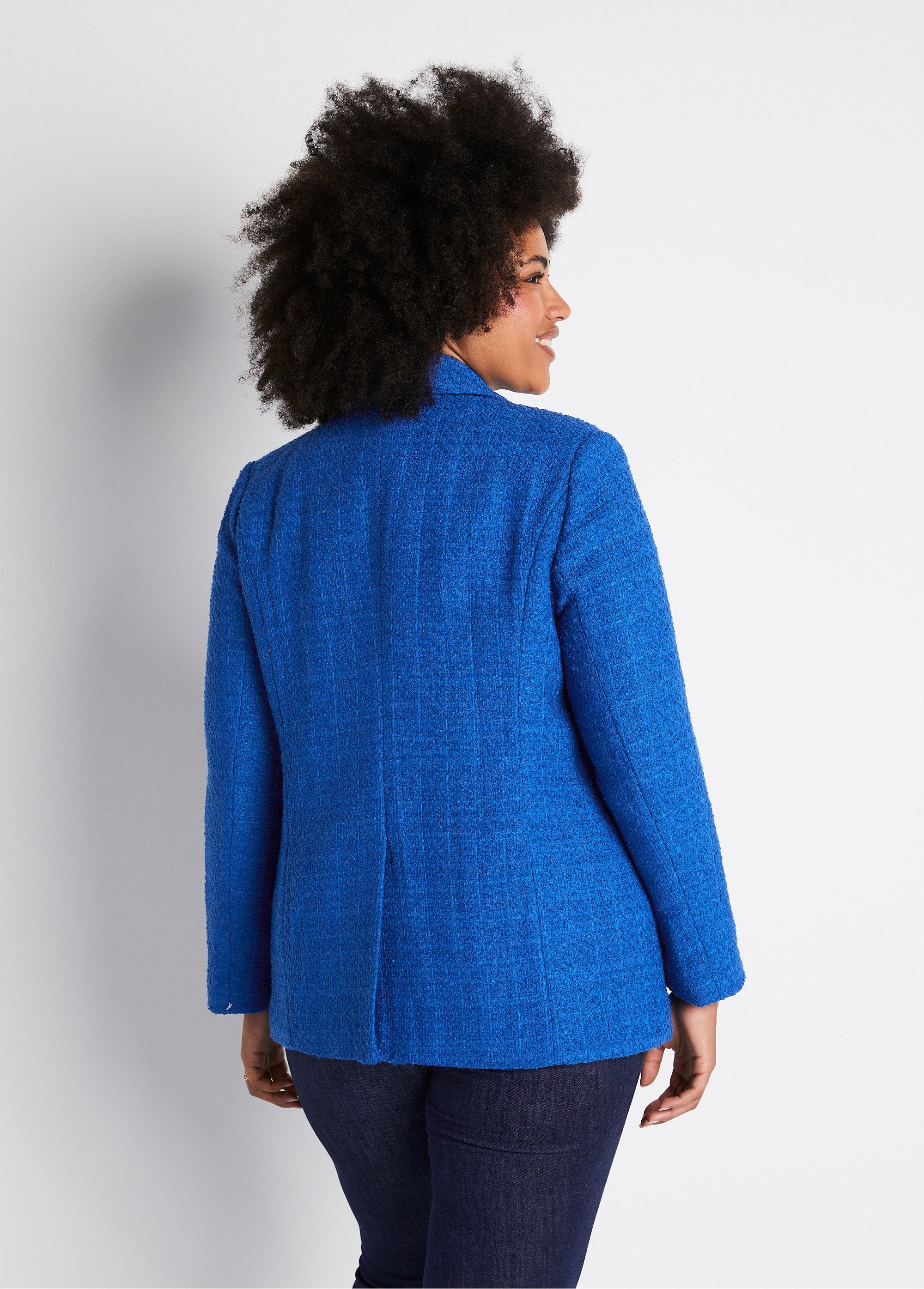 Chaqueta_recta_abotonada_en_tejido_de_cesta_con_cuello_sastre_azul_duro_DO1_curvy