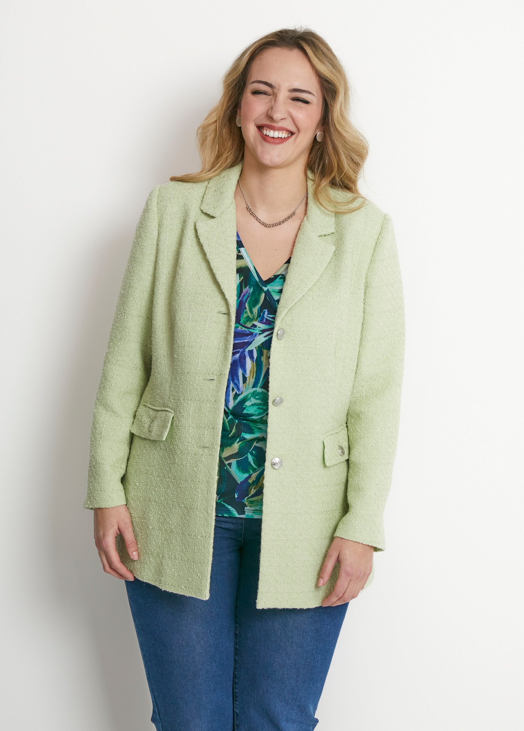 Chaqueta_recta_abotonada_de_tejido_con_cuello_sastre_verde_almendra_FA1_curvy