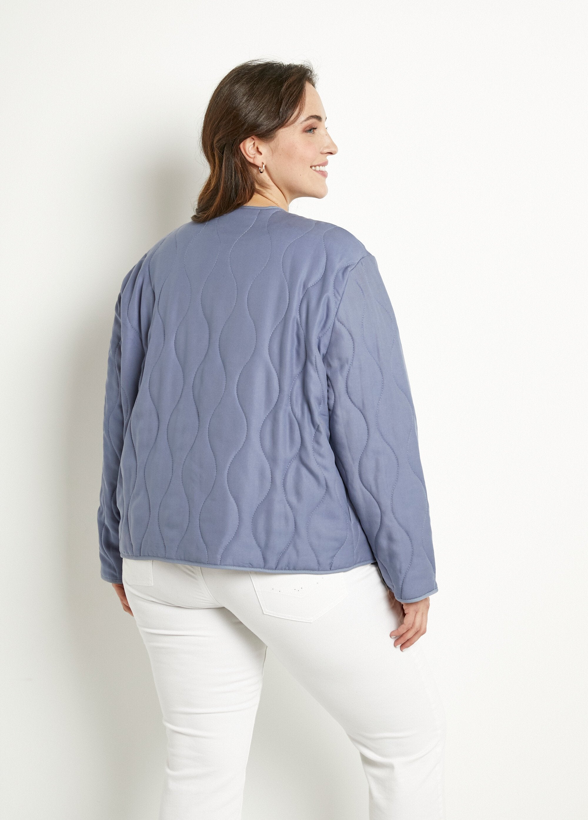 Chaqueta_corta_lisa_acolchada_con_cremallera_y_cuello_redondo_vaqueros_azules_DO1_curvy