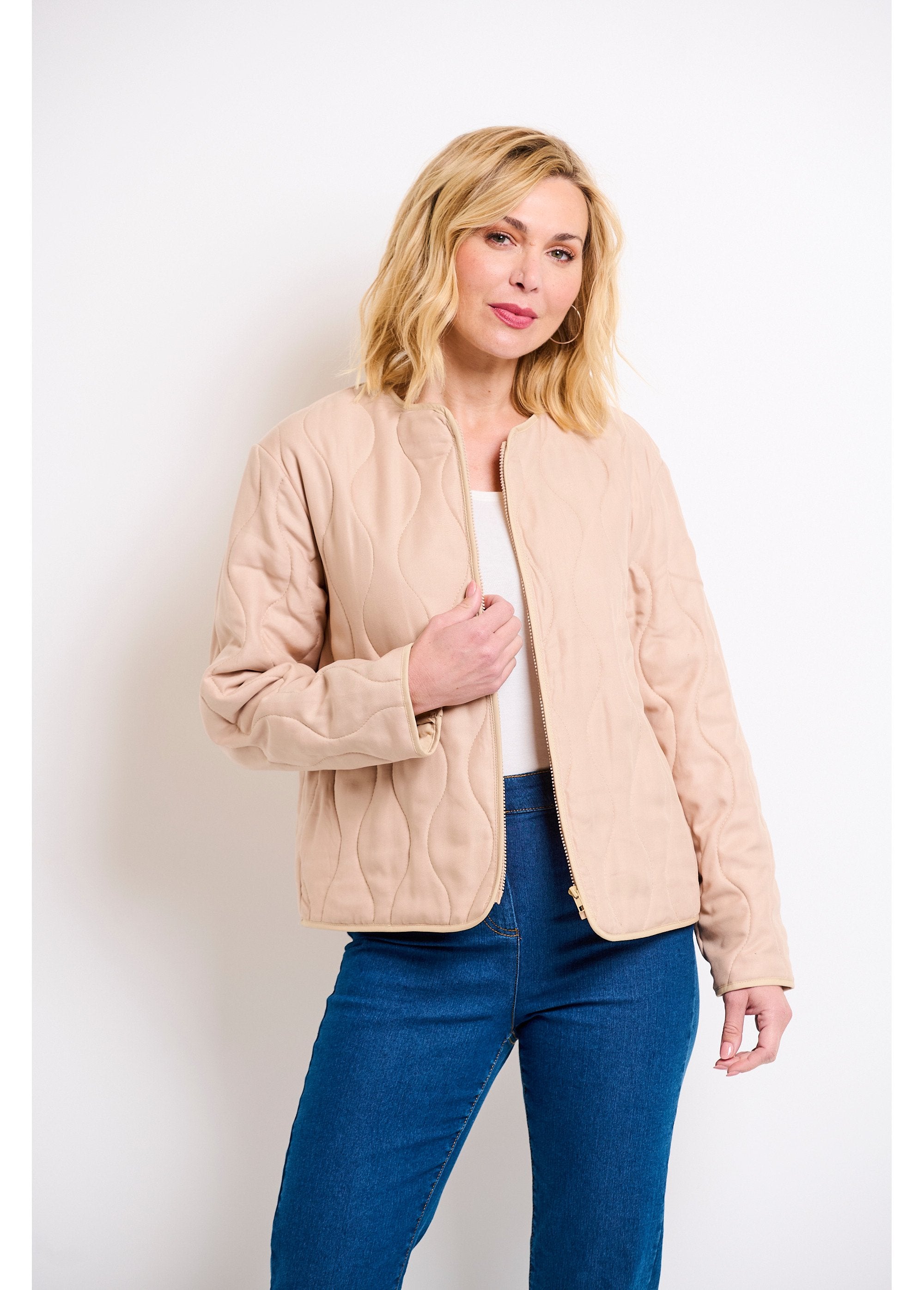 Chaqueta_corta_lisa_acolchada_con_cremallera_y_cuello_redondo_Beige_FA2_slim